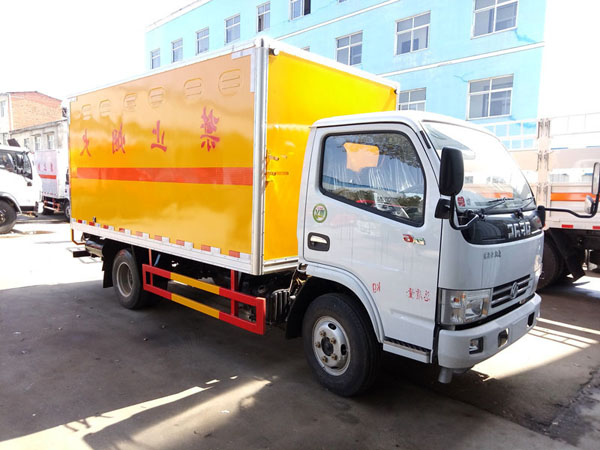 多利卡4.1米3.4吨腐蚀品厢式车